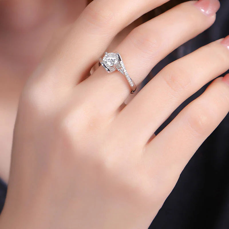 Stunning Round Brilliant Cut Zirconia Engagement Ring in 925 Sterling Silver