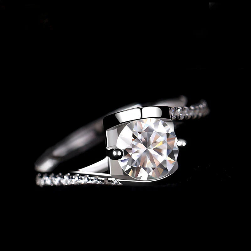 Stunning Round Brilliant Cut Zirconia Engagement Ring in 925 Sterling Silver