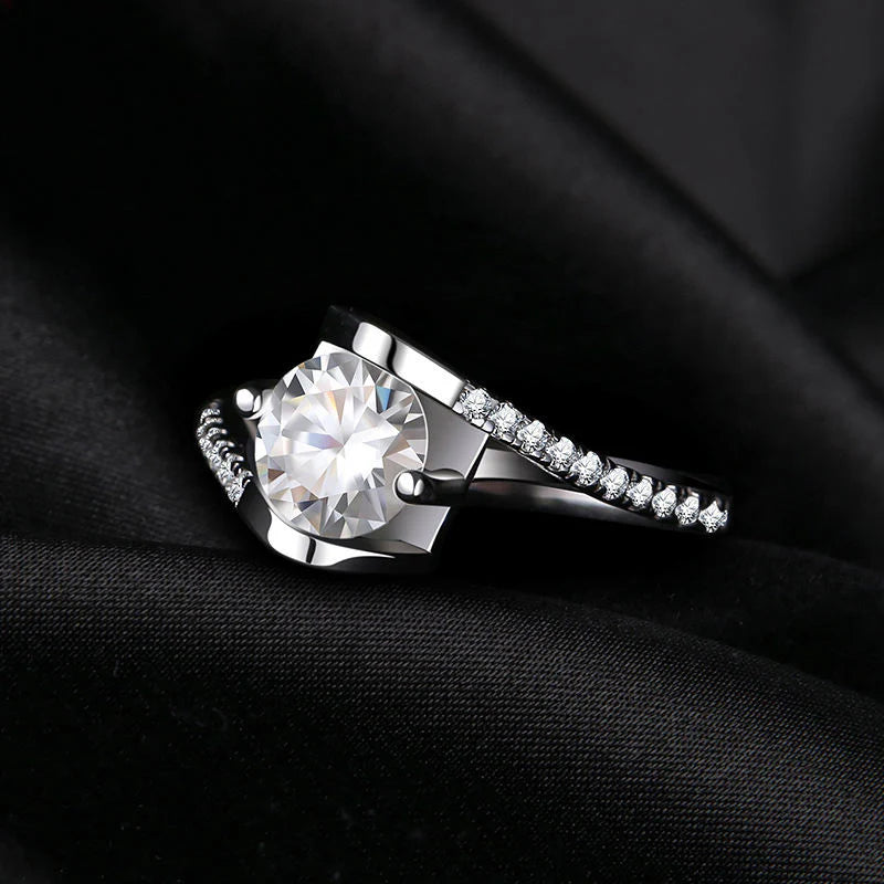 Stunning Round Brilliant Cut Zirconia Engagement Ring in 925 Sterling Silver