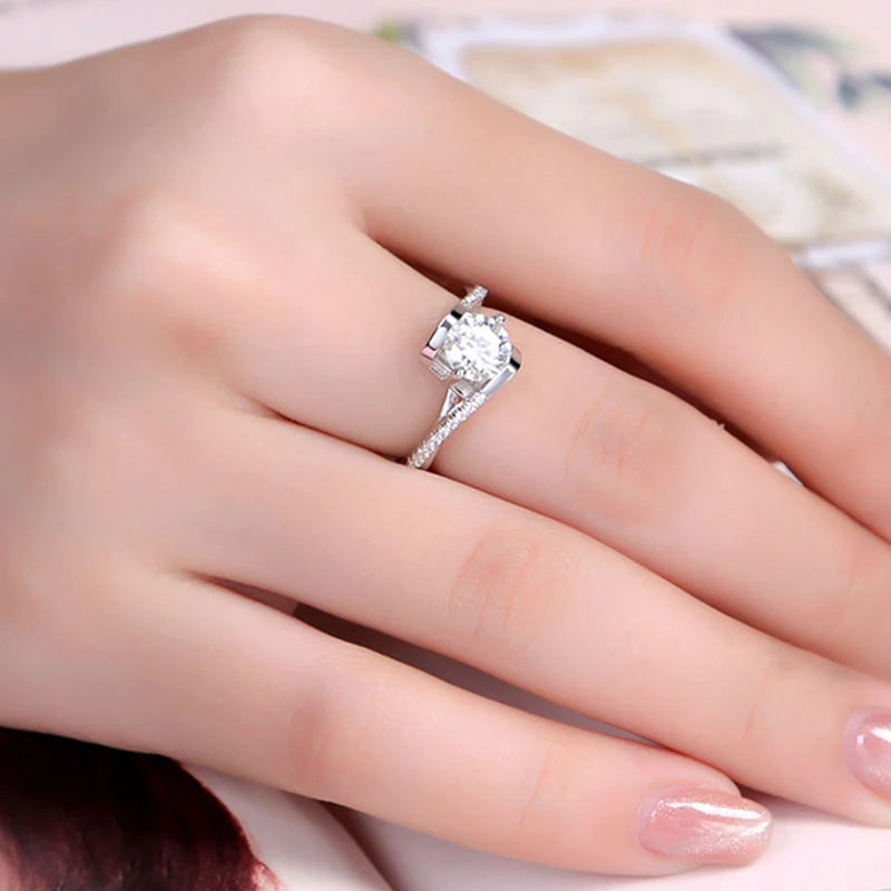 Stunning Round Brilliant Cut Zirconia Engagement Ring in 925 Sterling Silver